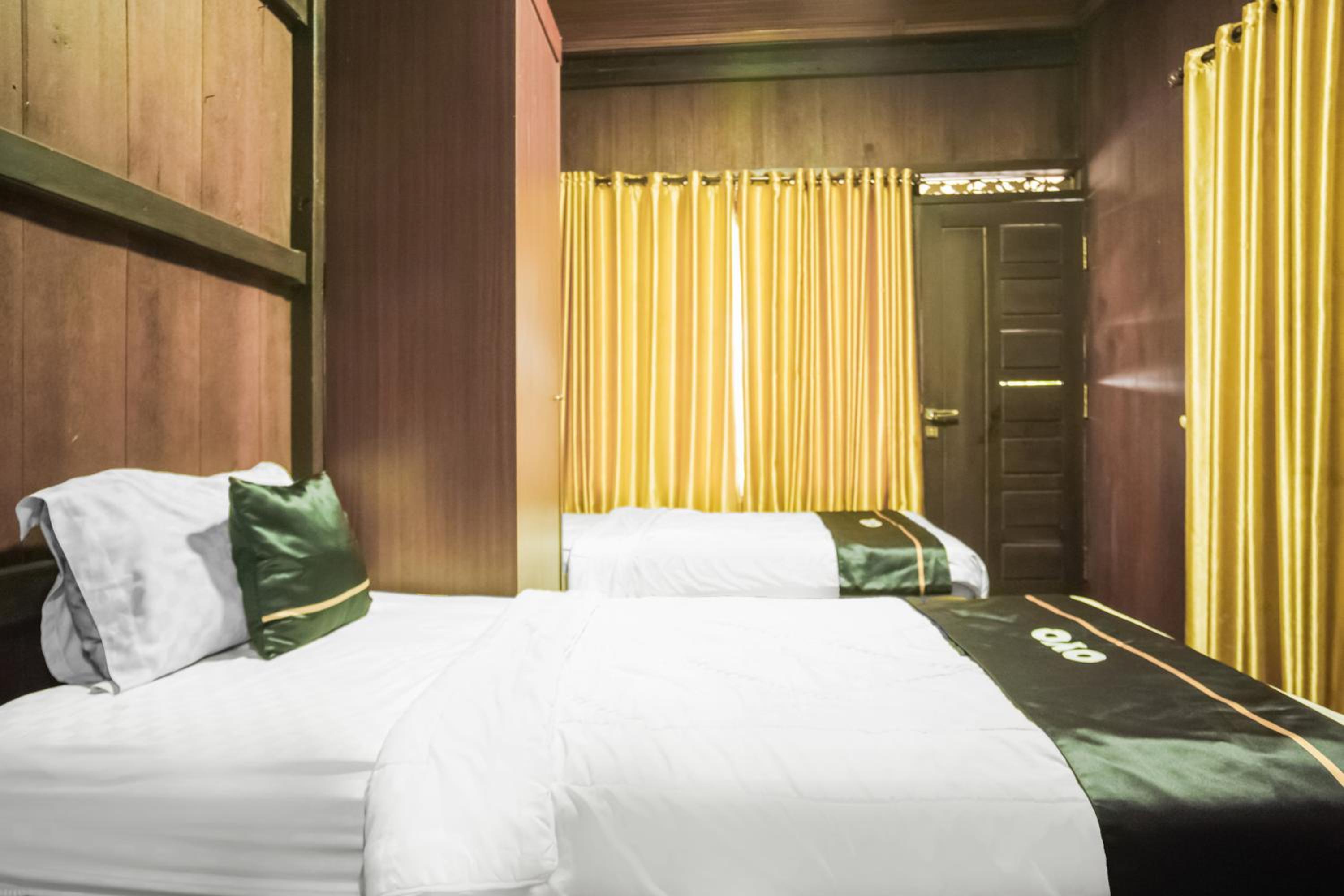 DELUXE, TWIN BEDS