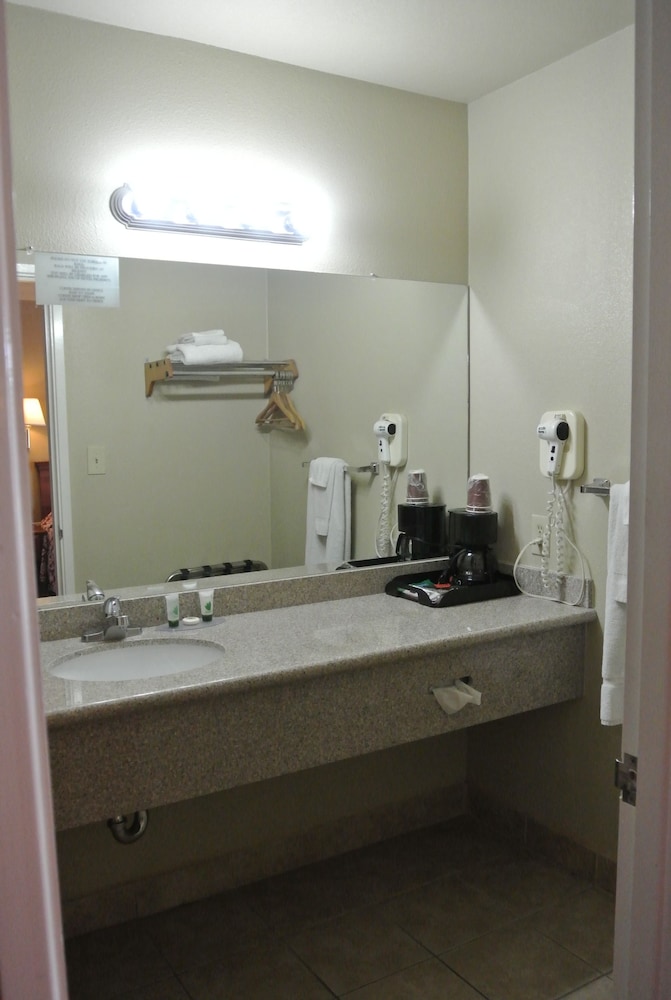 Vino Inn & Suites (ex Rancho Tee Motel) 32/63