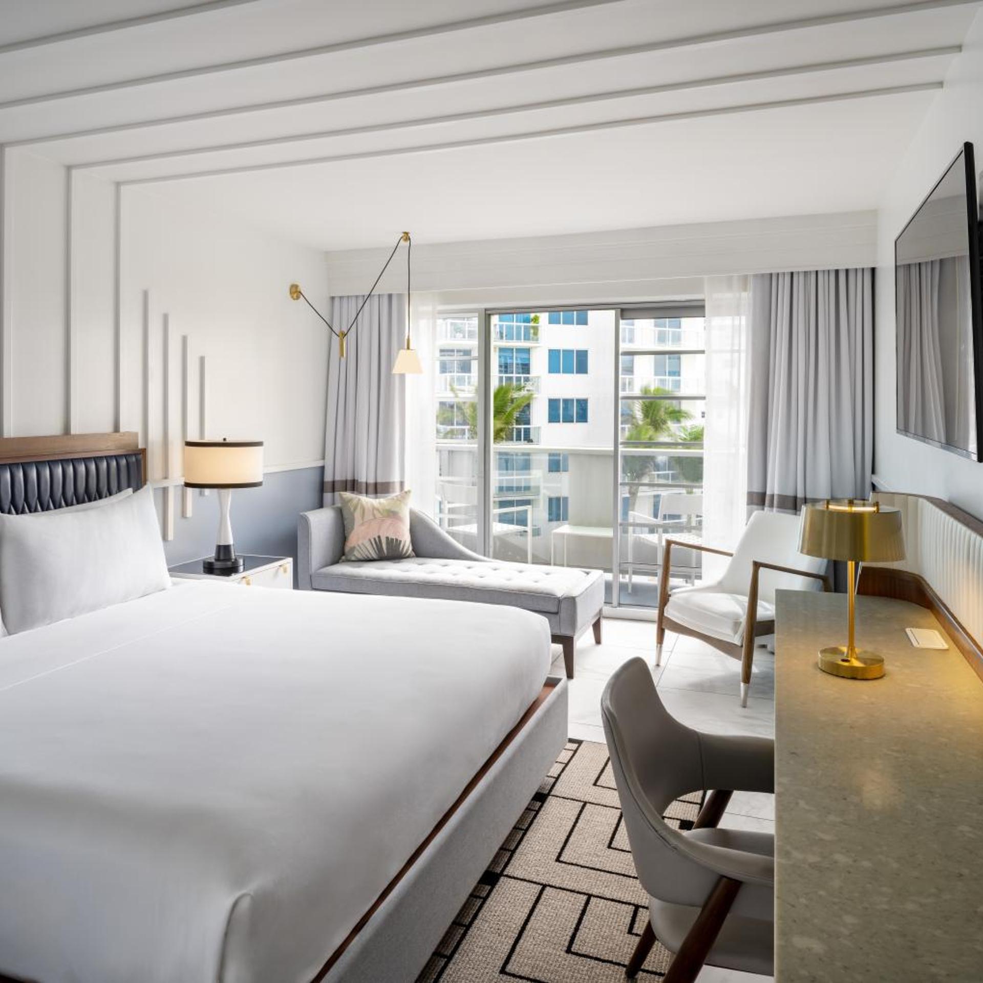 Guest Room, King Bed, City View