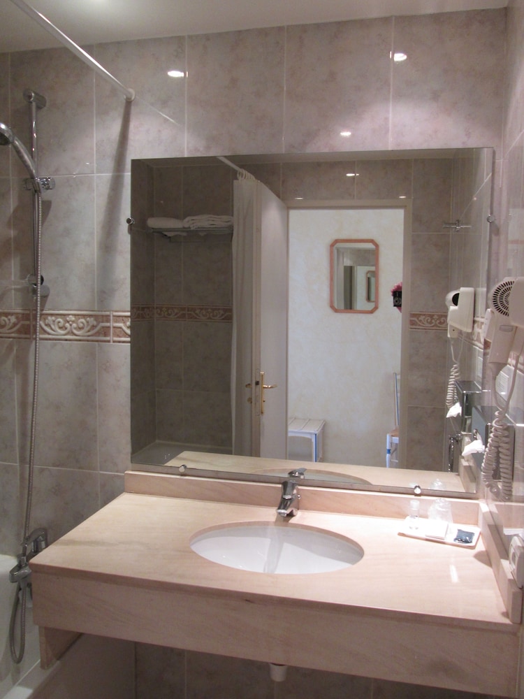 Ariane Hotel 18/40