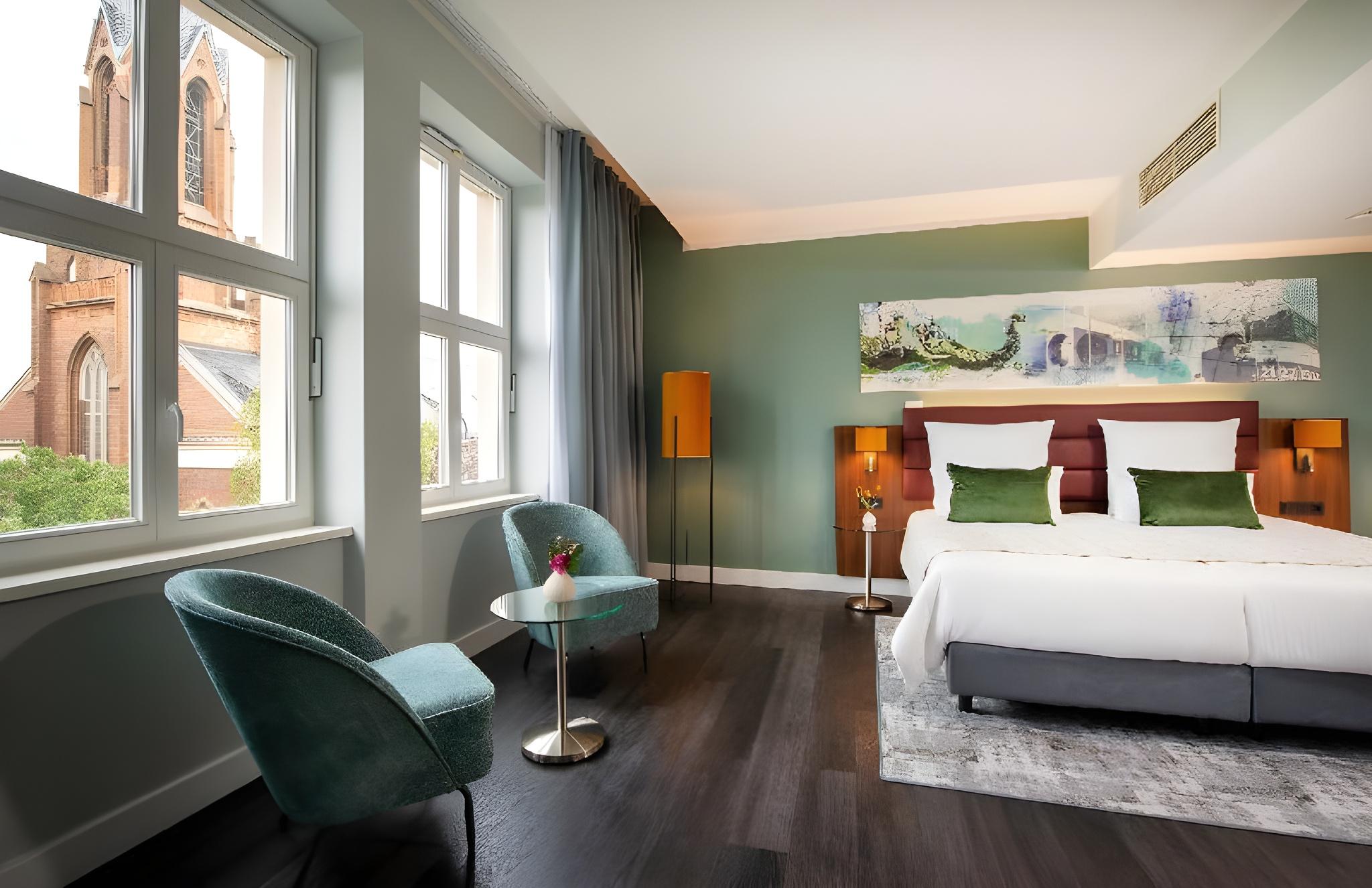 Guest Room, King Bed, Leonardo Royal Hotel Berlin Alexanderplatz 2/2