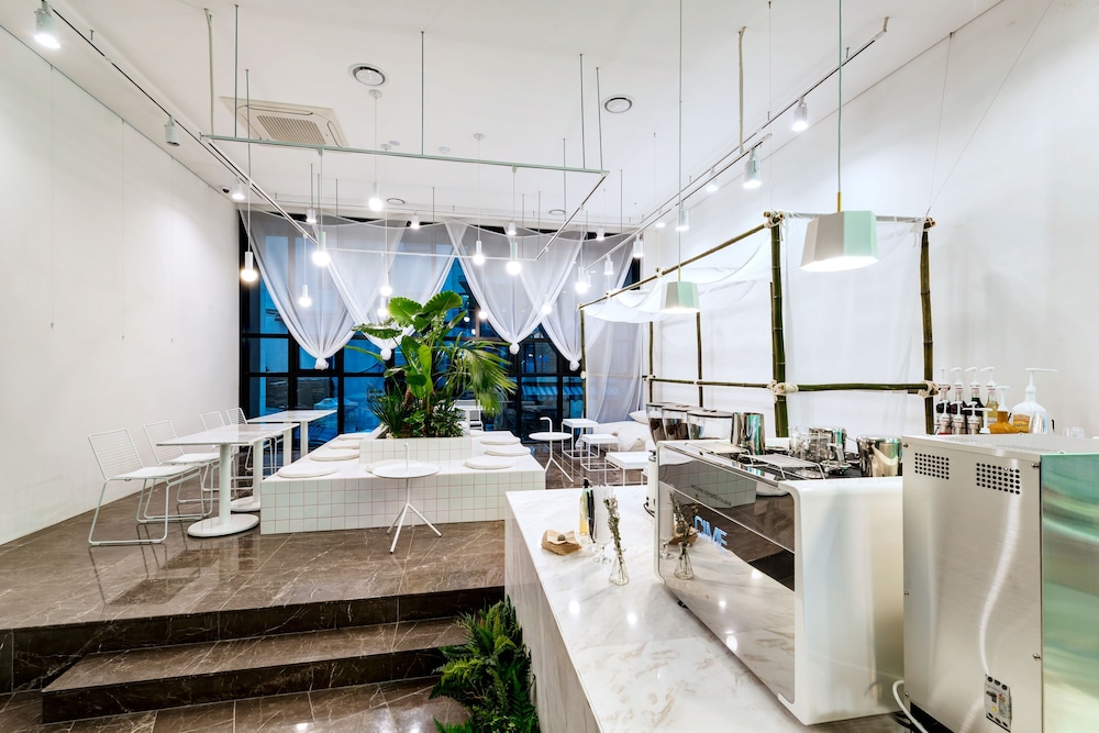 HOTEL THE DESIGNERS DDP 40/53