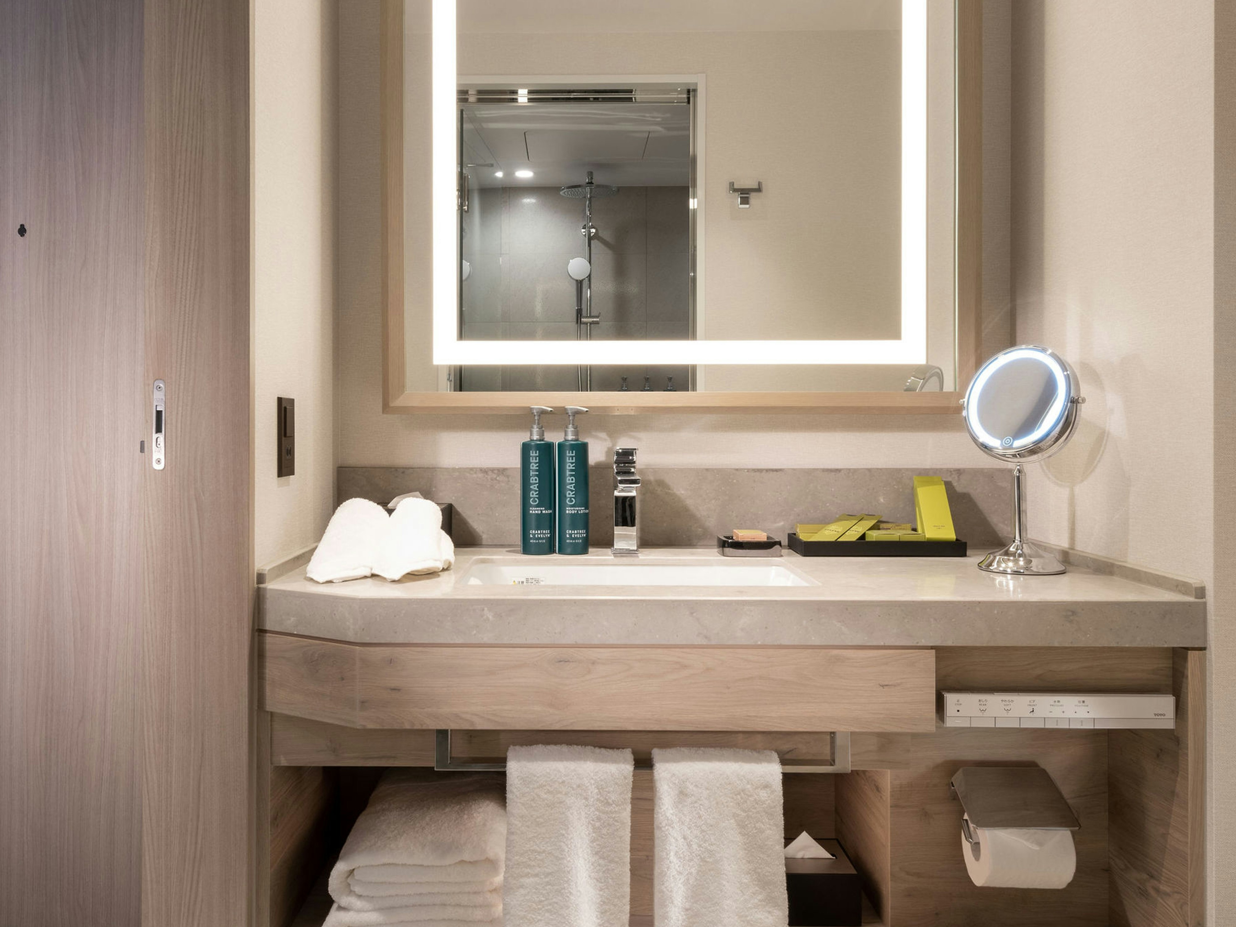 غرفة بريميوم بسرير كينج، DoubleTree by Hilton Toyama 2/2