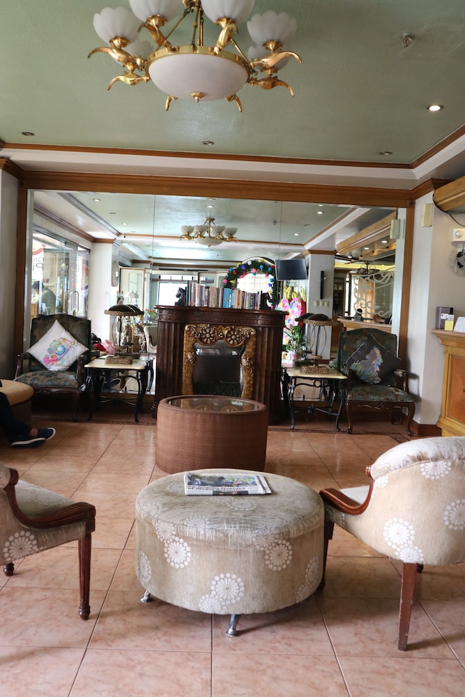Golden Pine Hotel 39/41