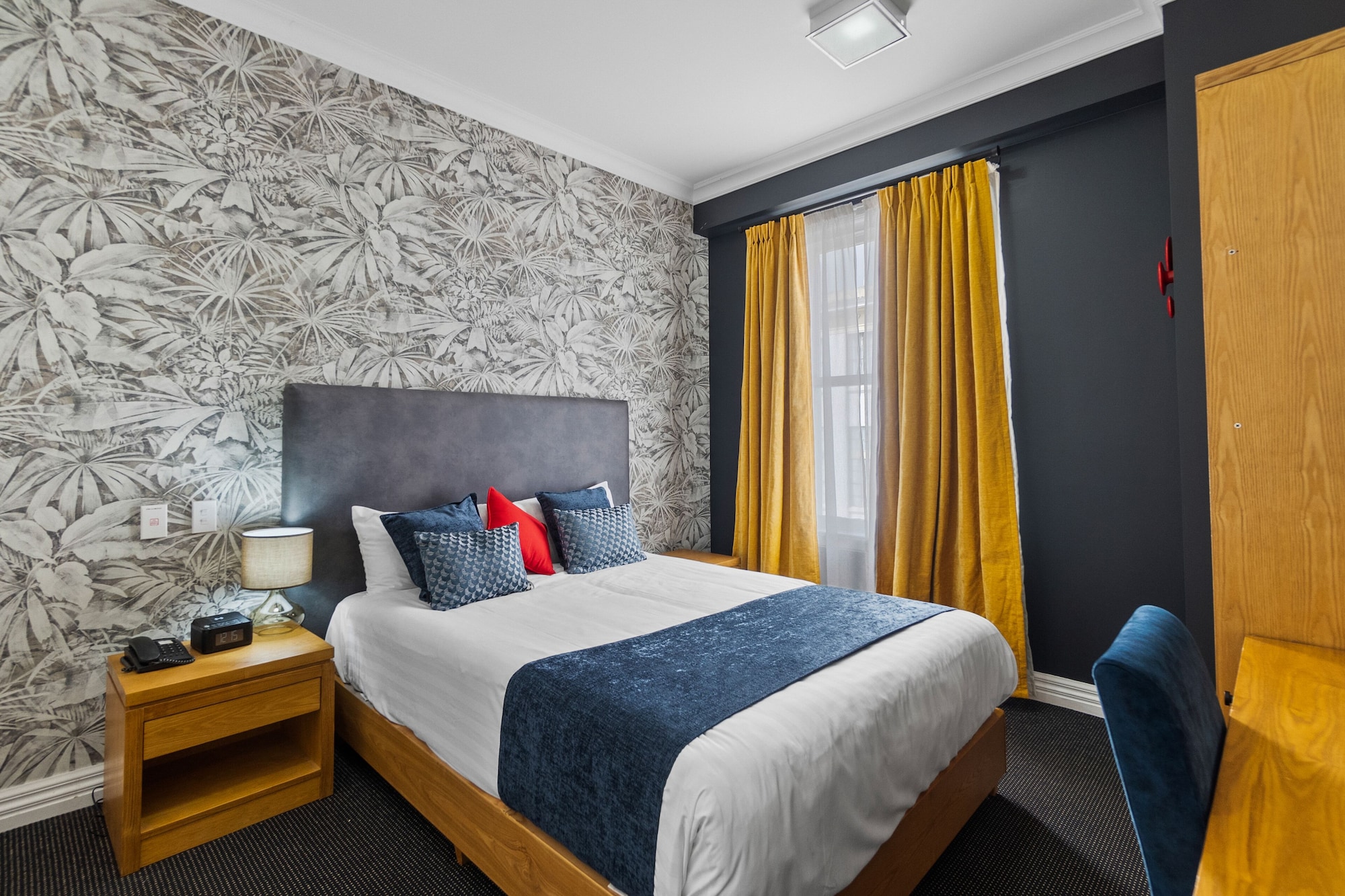 SUPERIOR, QUEEN BED