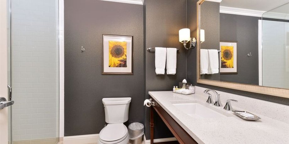 Majestic Inn & Spa 77/80