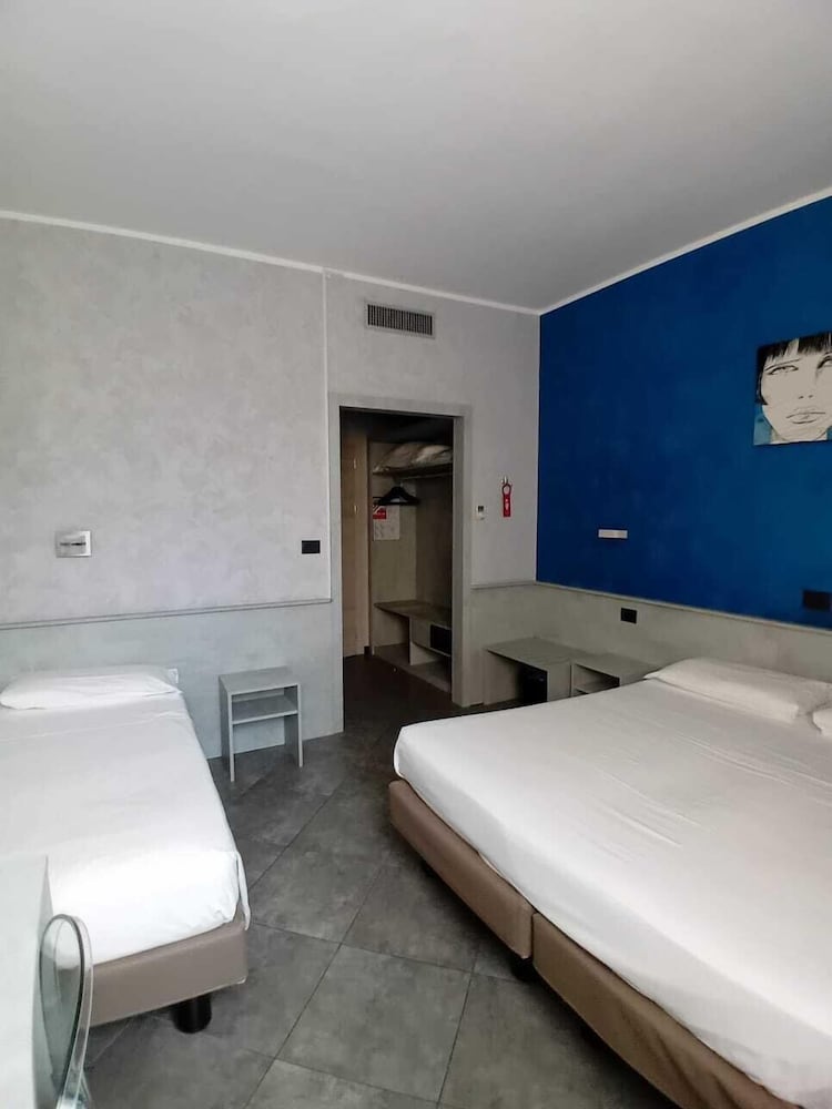 ROOM, TRIPLE