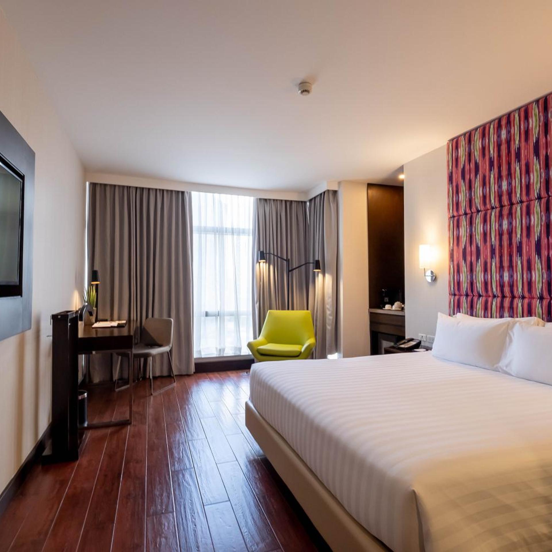 DELUXE, KING BED