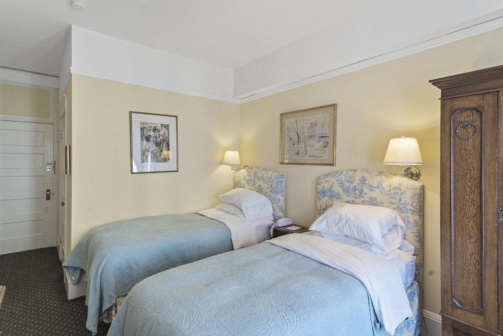 ROOM, TWIN BEDS, SHARED BATHROOM, BATHTUB