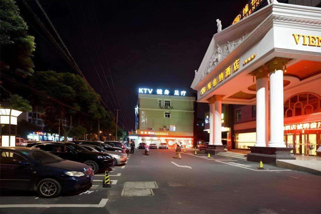 Vienna Hotel (Shanghai Hongqiao International Exhibition Center Huaxin) 23/28