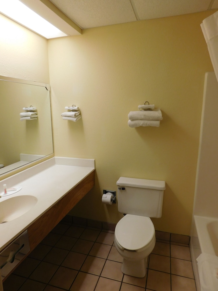Days Inn by Wyndham Johnson Creek 9/33