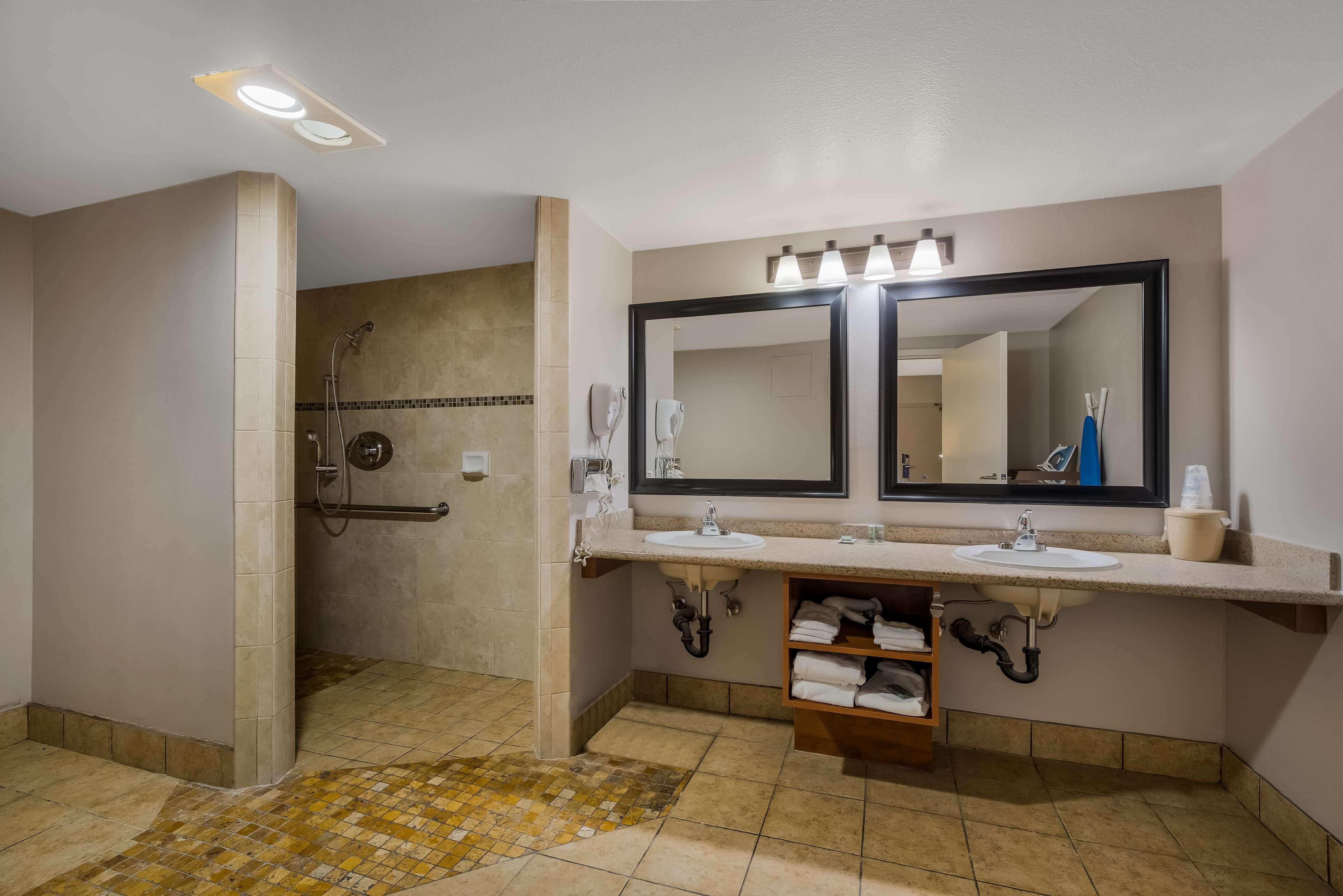 غرفة لذوي الإعاقة، Best Western Diamond Bar Hotel & Suites 4/4