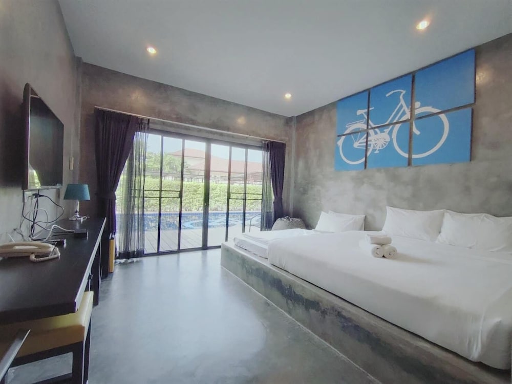 ROOM, TWIN BEDS, POOL VIEW