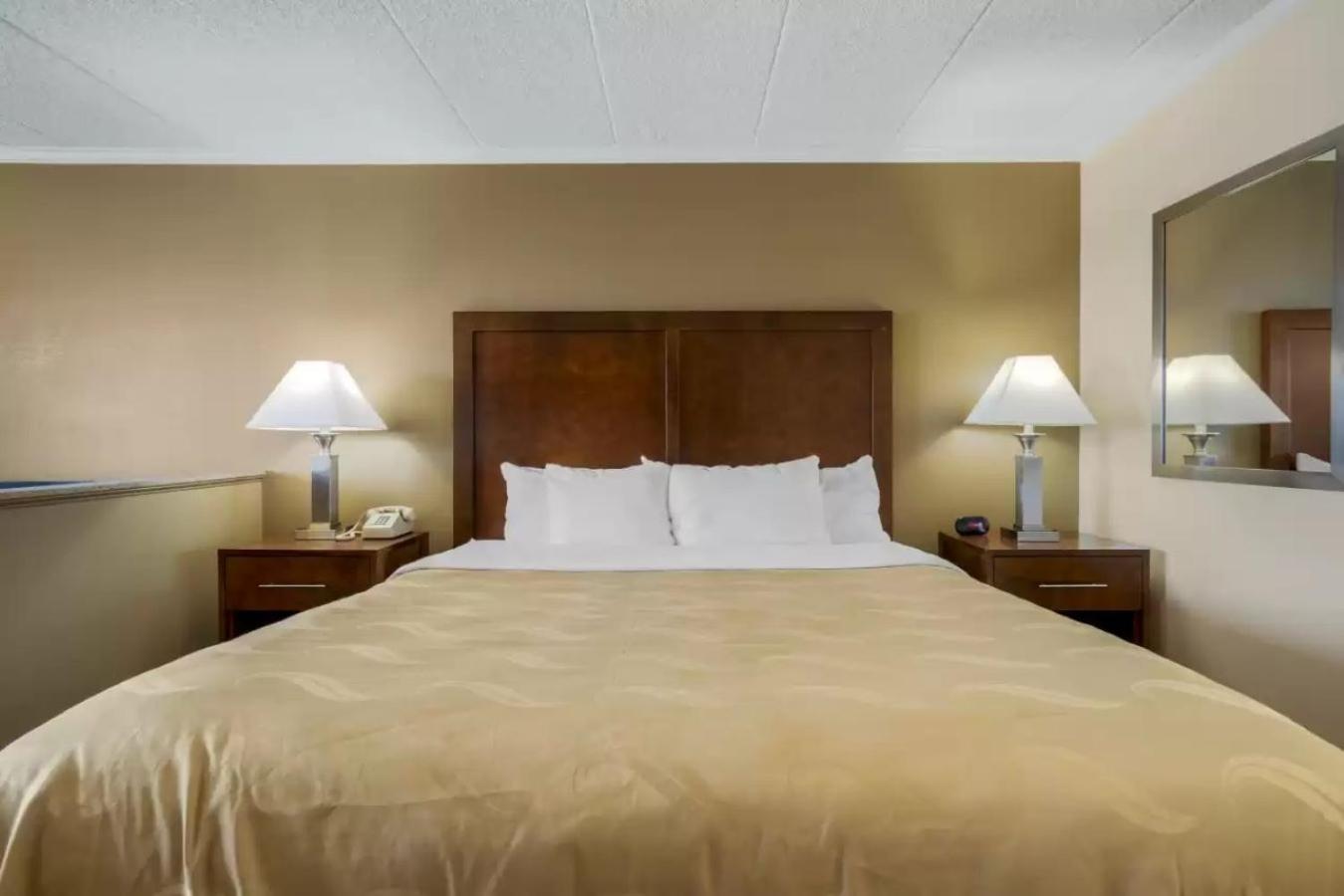 Efficiency, King Bed, Partial Ocean View, Sofa, Balcony