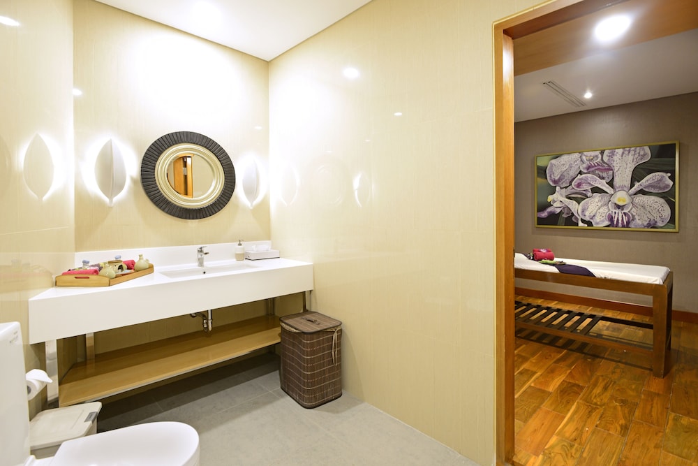 Surya Hotel Cottages Prigen 52/52