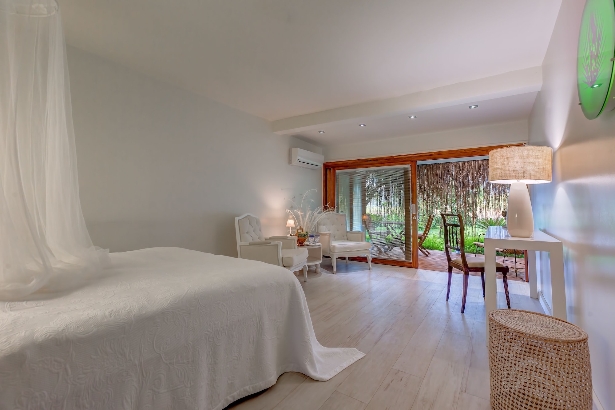 ROOM, DOUBLE BED