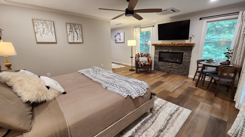 غرفة بريميوم بسرير كينج، Forrest Hills Mountain Resort 2/6