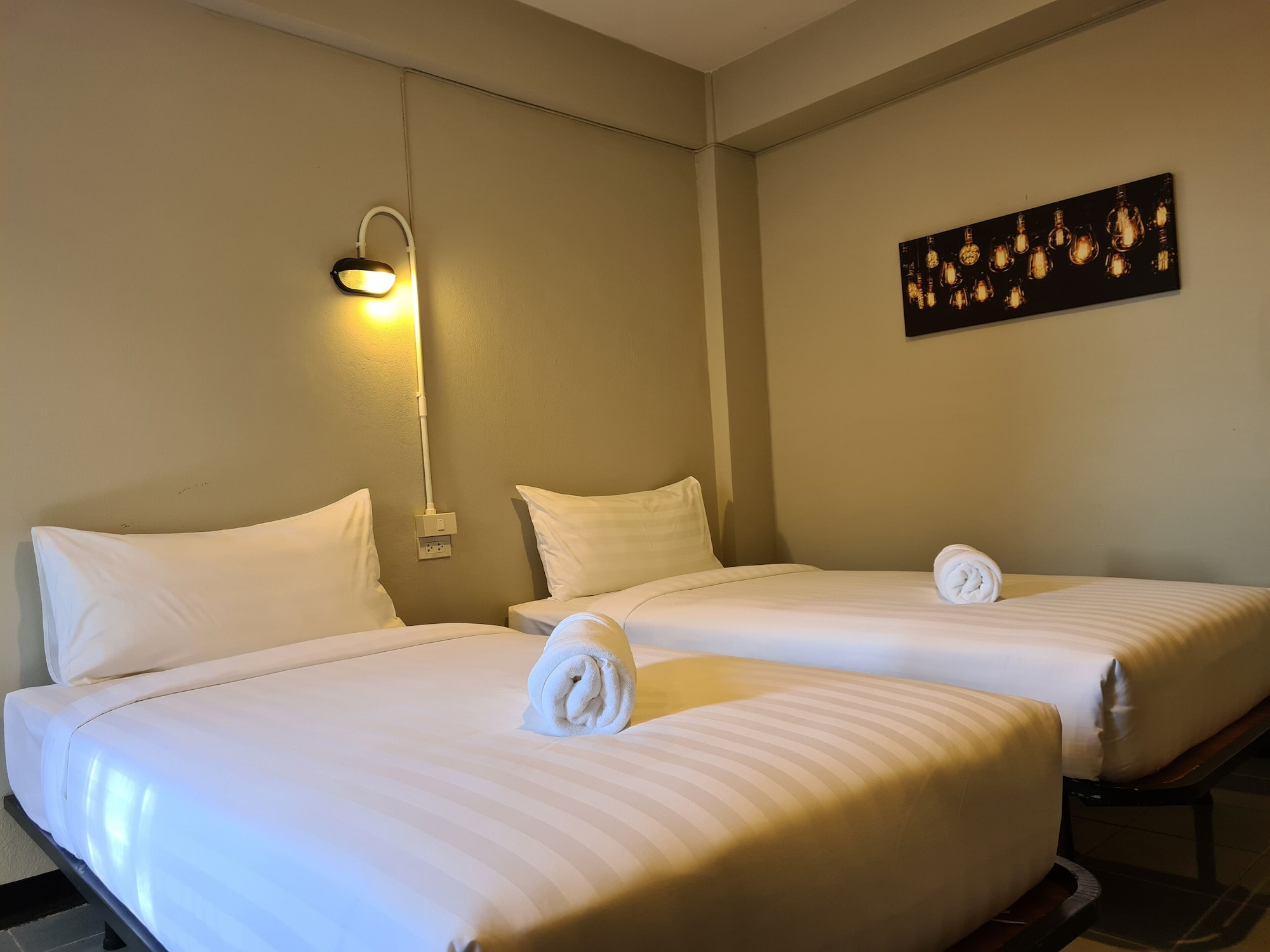 BUDGET, TWIN BEDS, PRIVATE BATHROOM