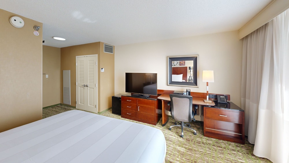 Room at Marriott O Hare Hotel, CHICAGO - IL