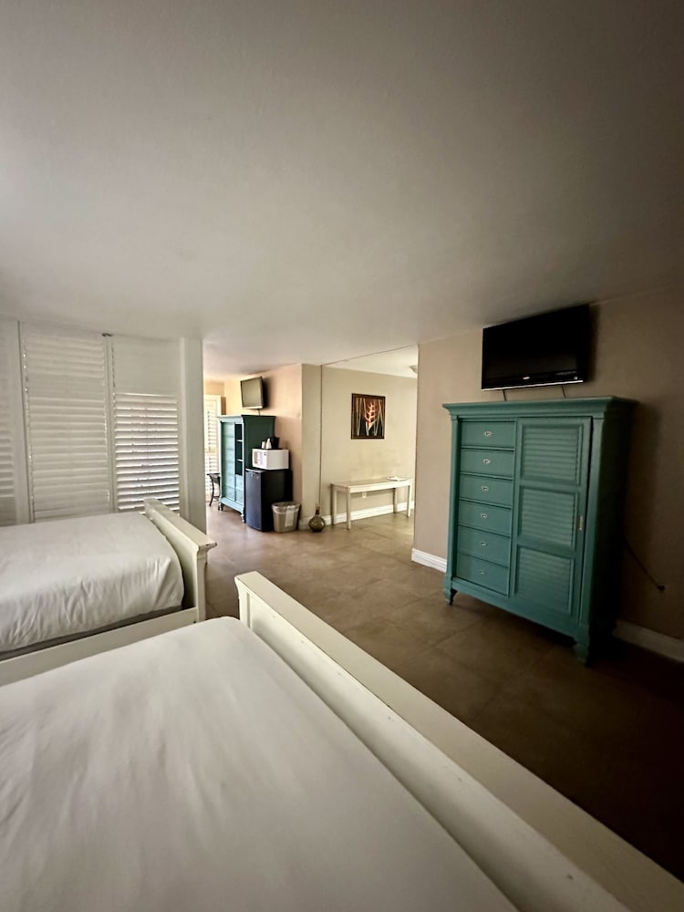 DELUXE, SUITE, 2 QUEEN BEDS