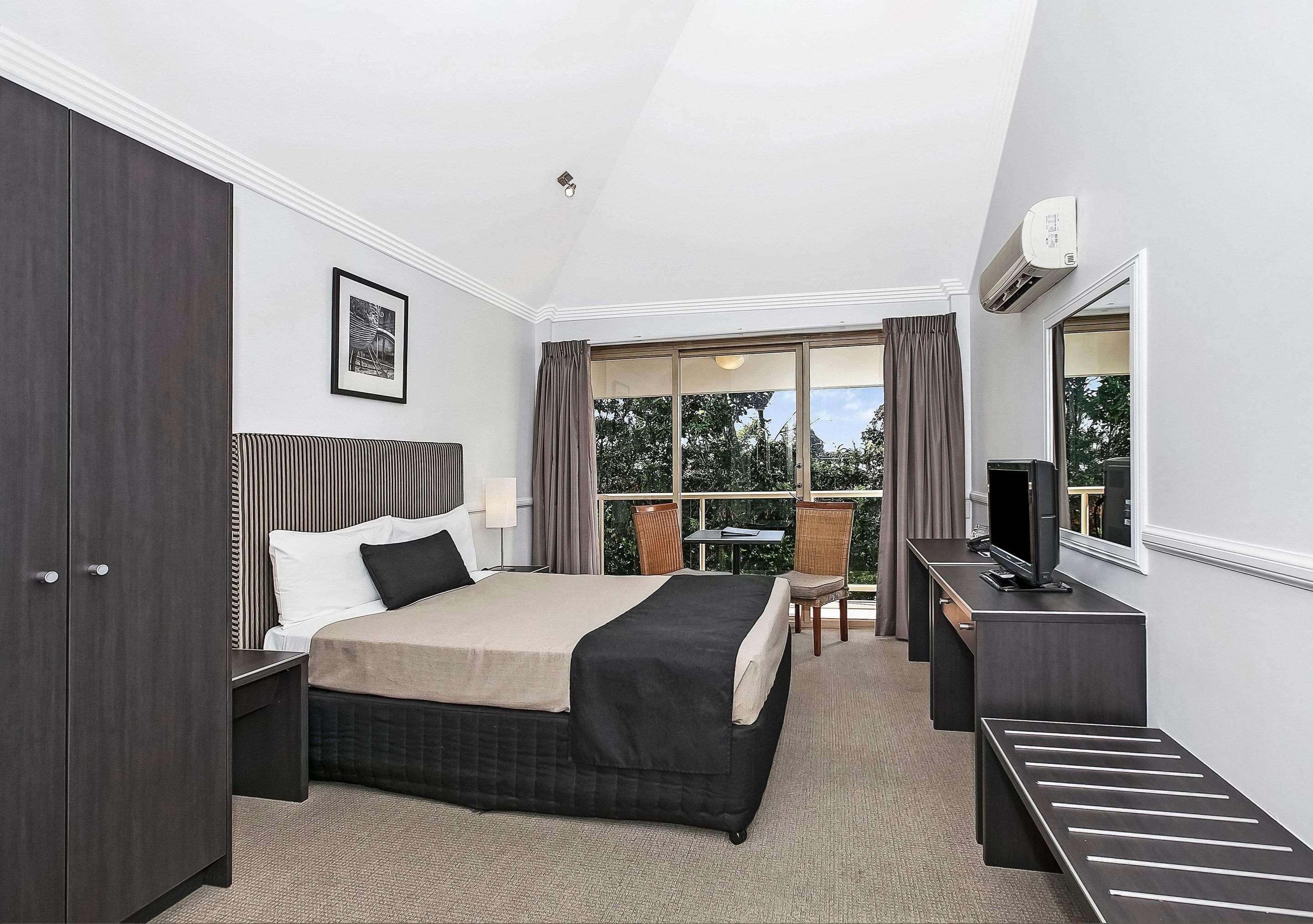 ROOM, QUEEN BED