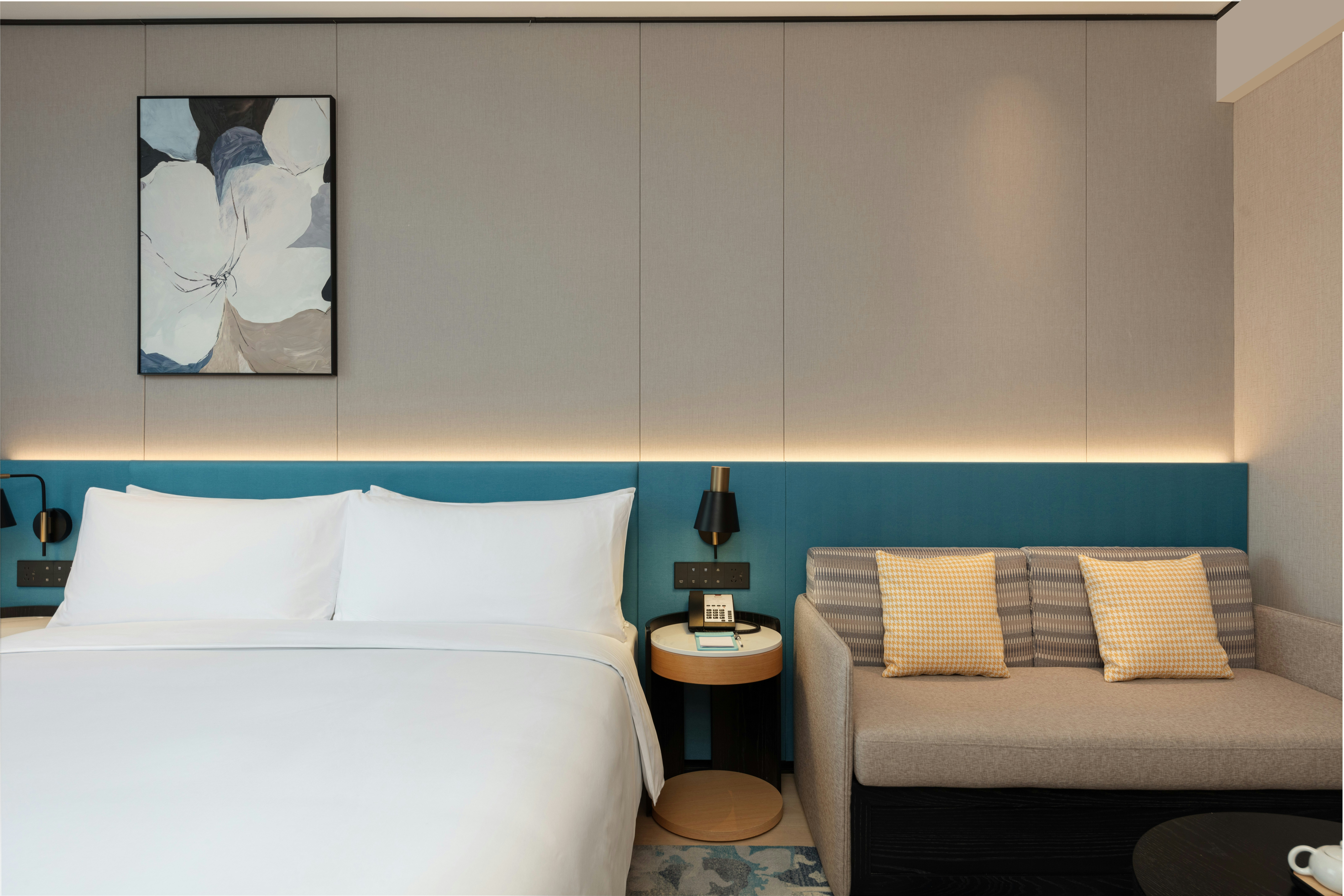 DELUXE, KING BED
