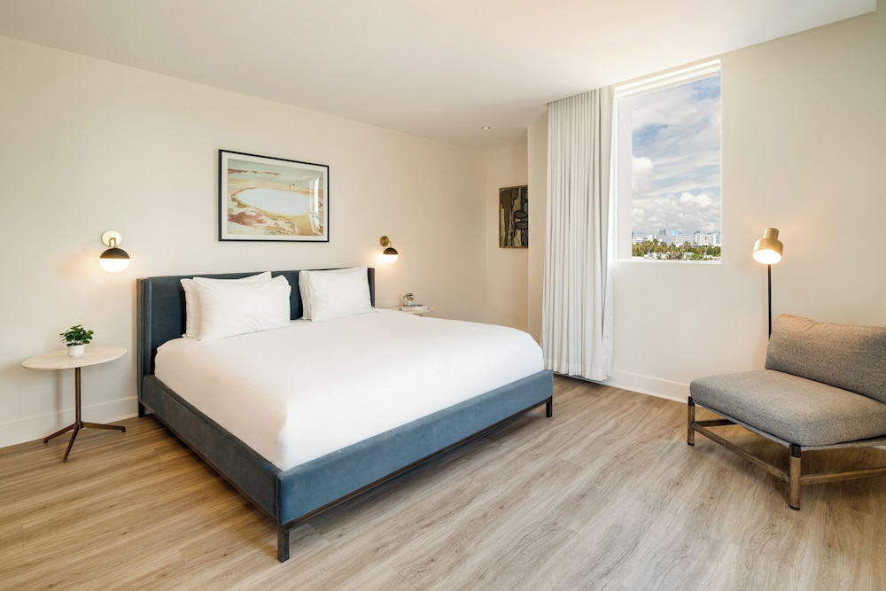 DELUXE, KING BED, BALCONY