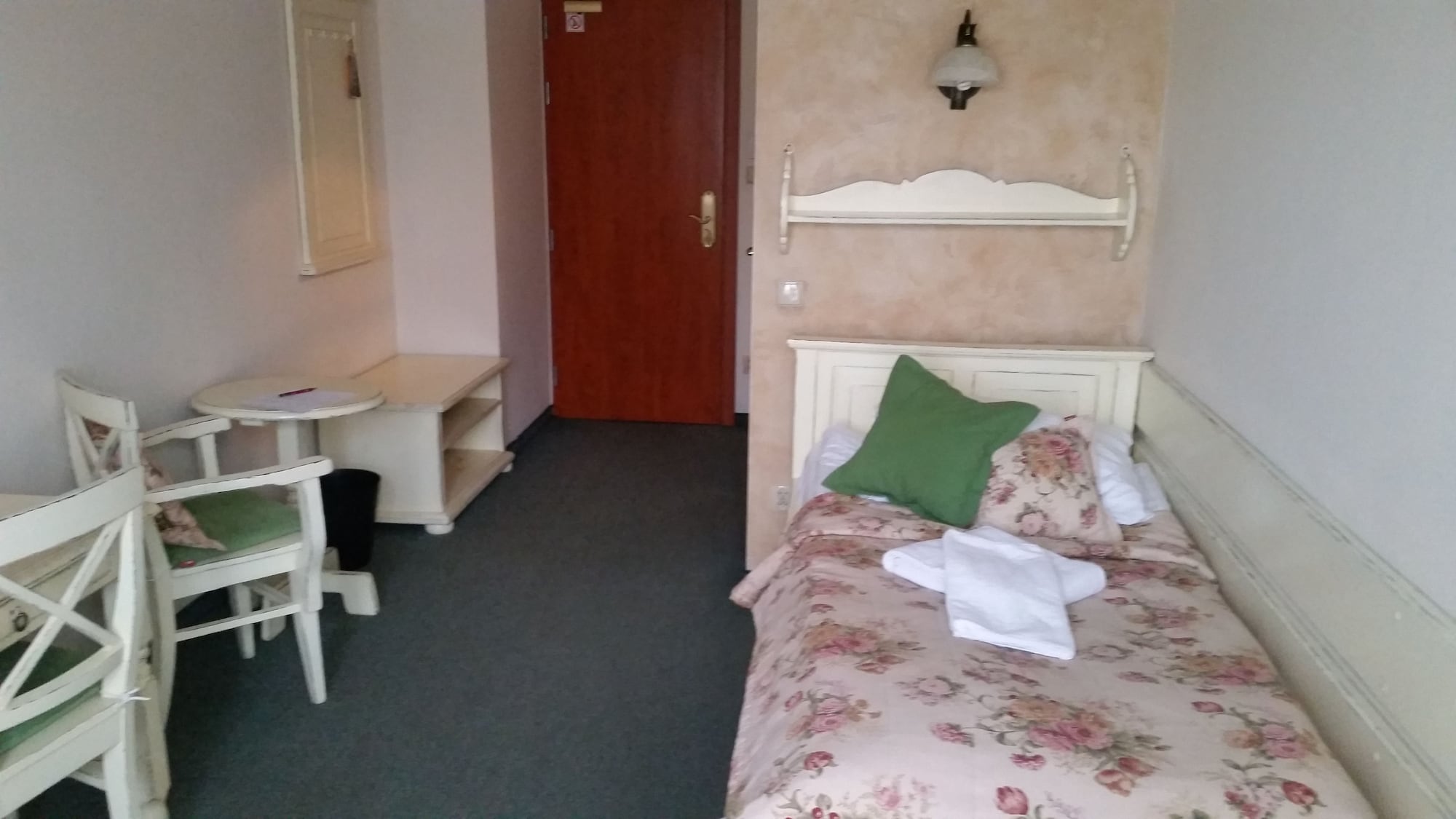 ROOM, SINGLE