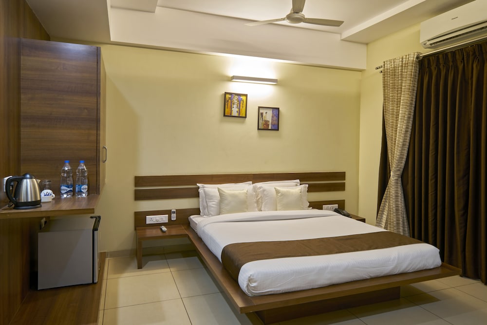 Hotel 3 Leaves Kolhapur 13/30