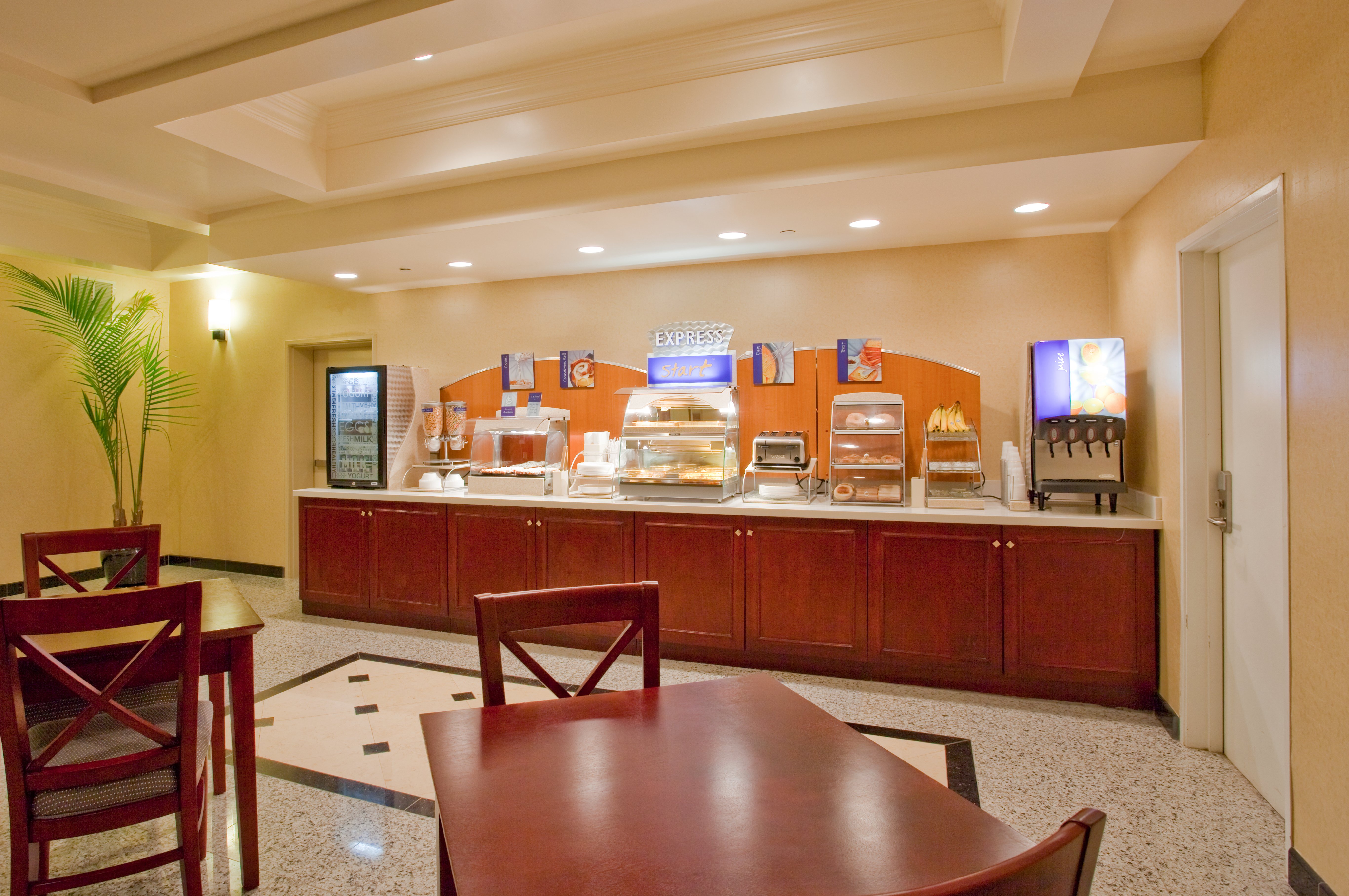 Holiday Inn Express and Suites Los Angeles Airport Hawthorne 38/53