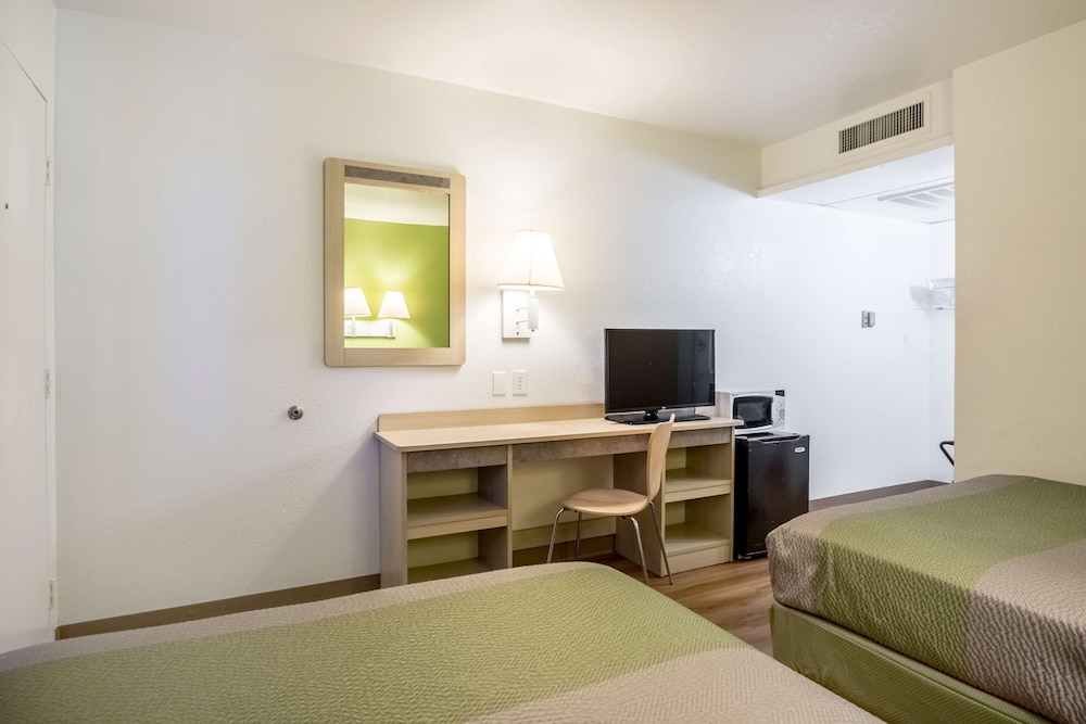 غرفة قياسية بسريرين مزدوجين، Motel6 Pueblo, CO - I-25 3/5