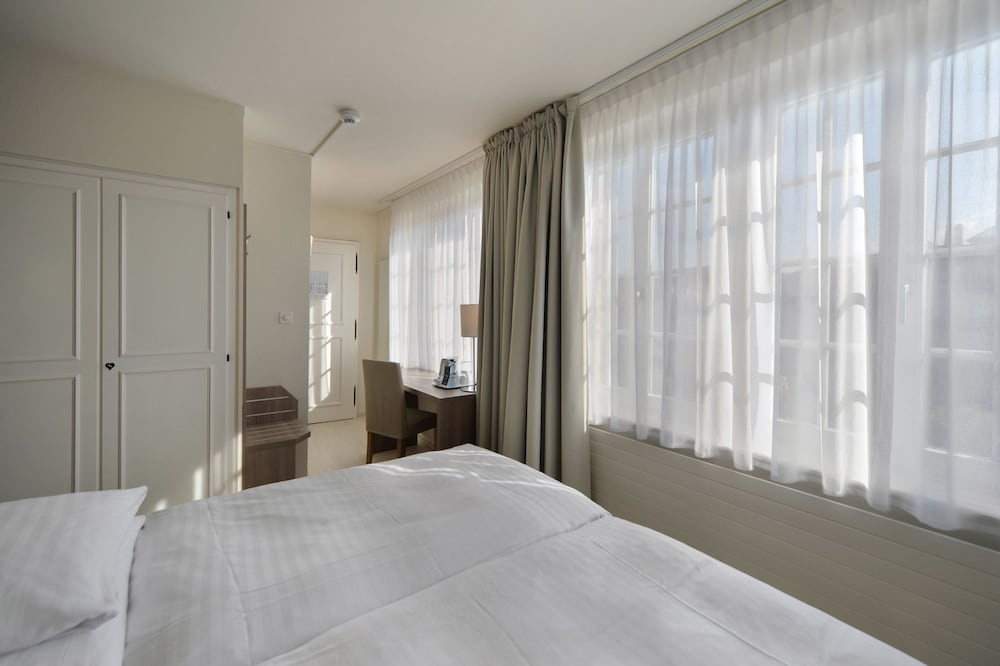 Hotel De La Rose 12/36