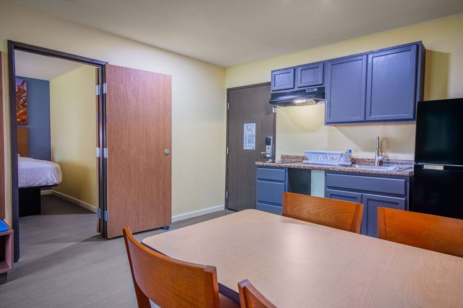 Days Inn & Suites by Wyndham Waterloo 23/30