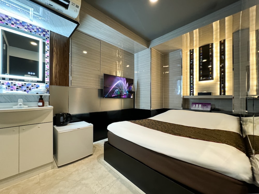 ROOM, DOUBLE BED