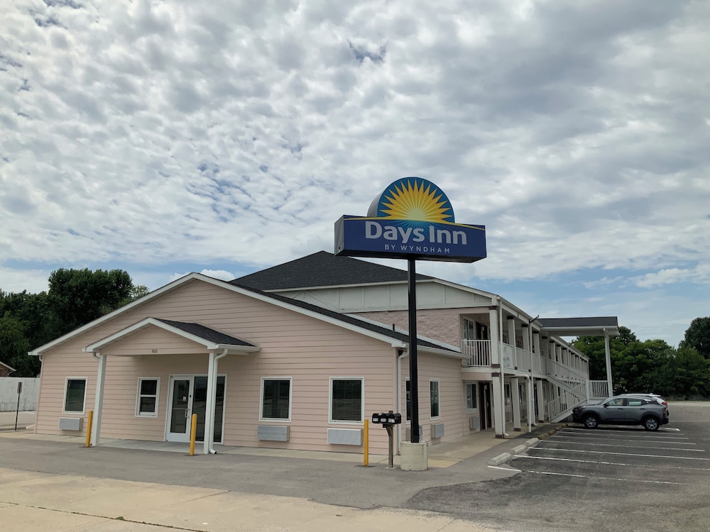 Days Inn by Wyndham Troy IL 2/34