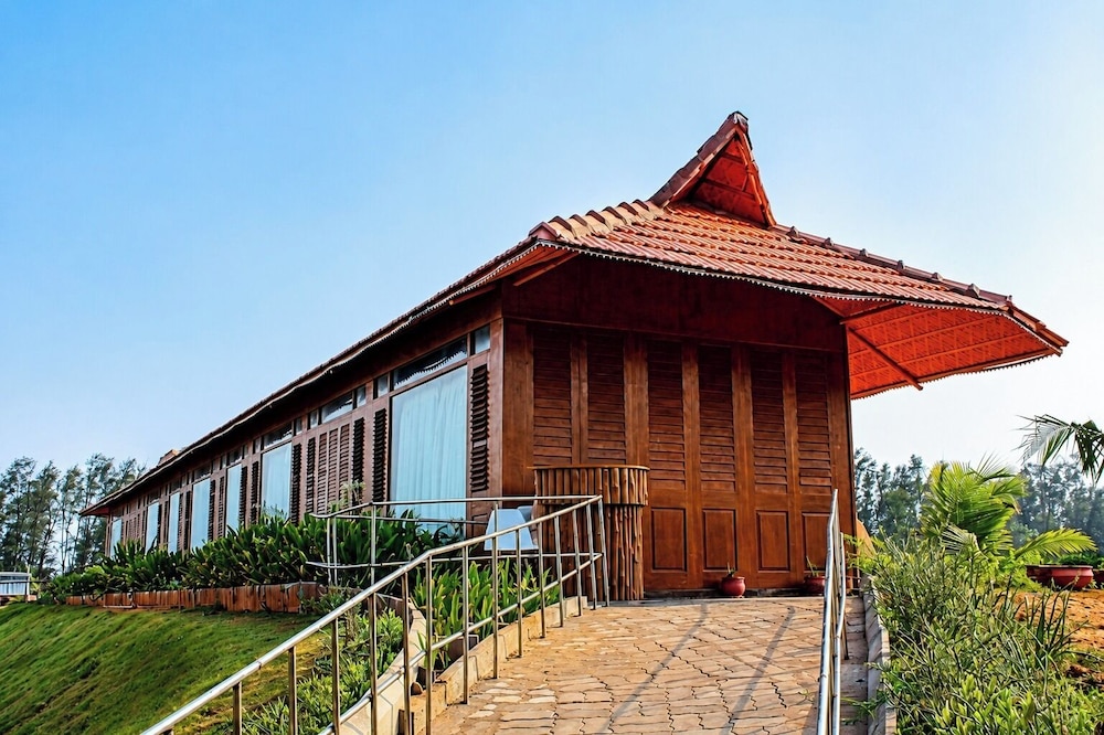 CHARIOT BEACH RESORT 2/50