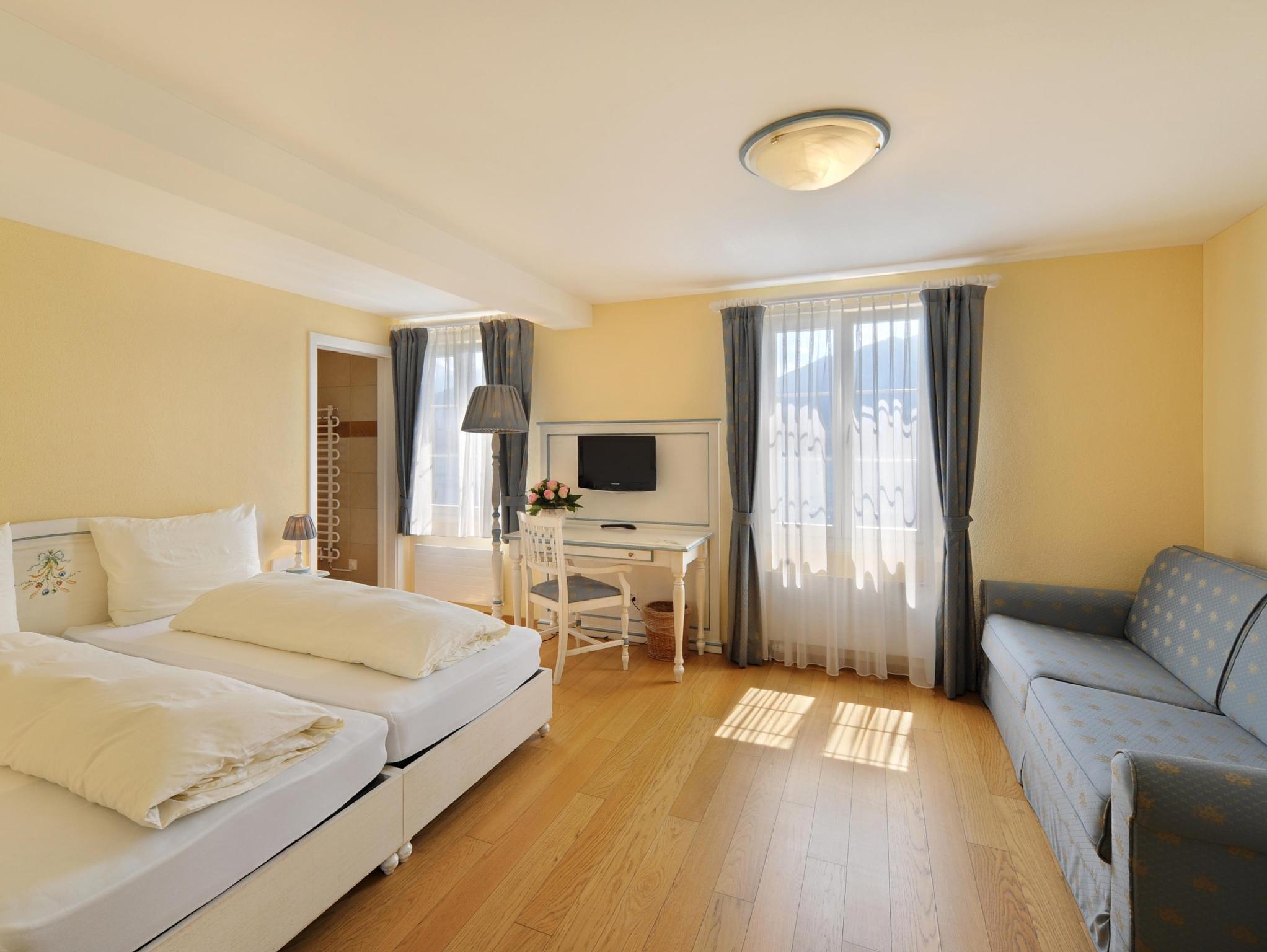 Room, Twin Beds, Lake View