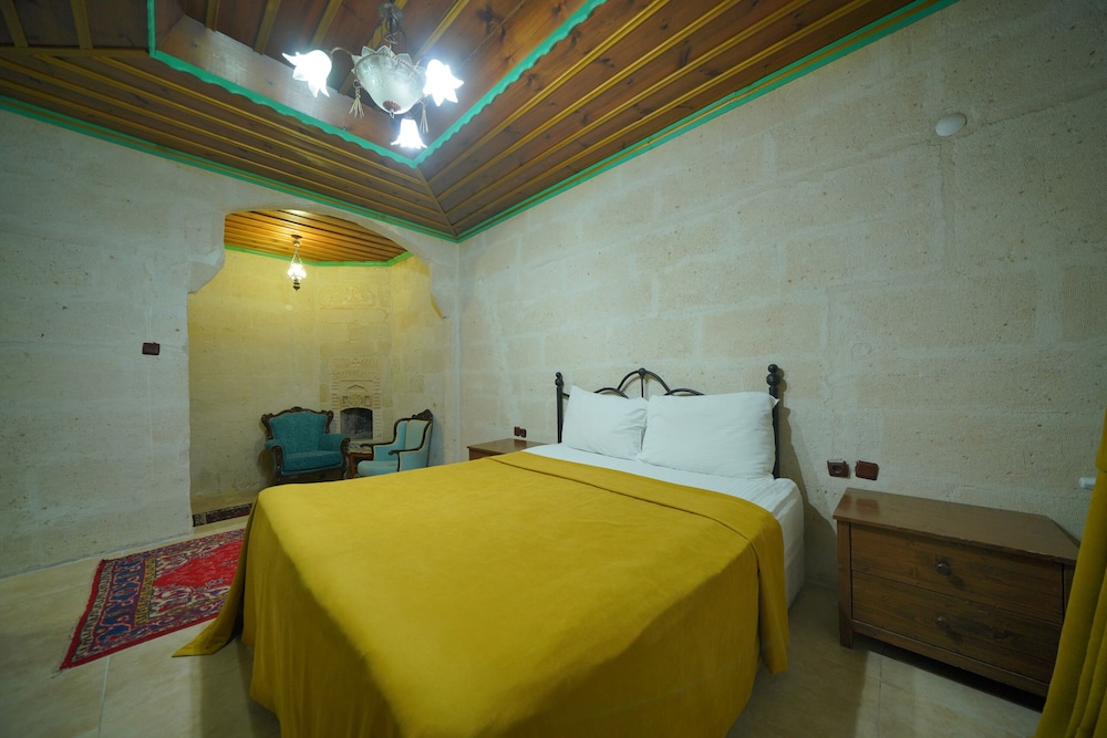 Holiday Cave Hotel 22/81
