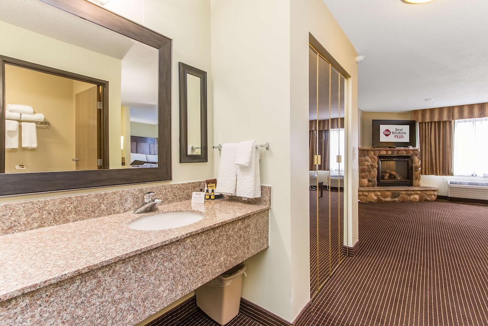 White Pines Inn & Suites of Holland 21/48