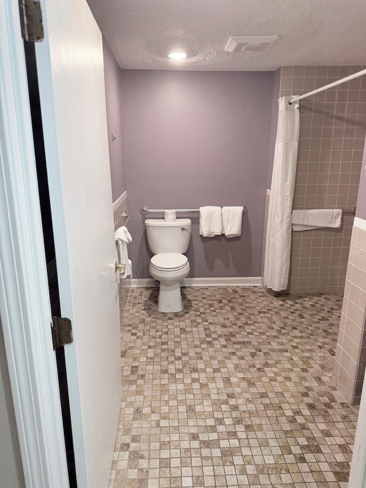 غرفة أساسية مفردة بسرير كينج لذوي الإعاقة، Knights Inn Danvers 8/8