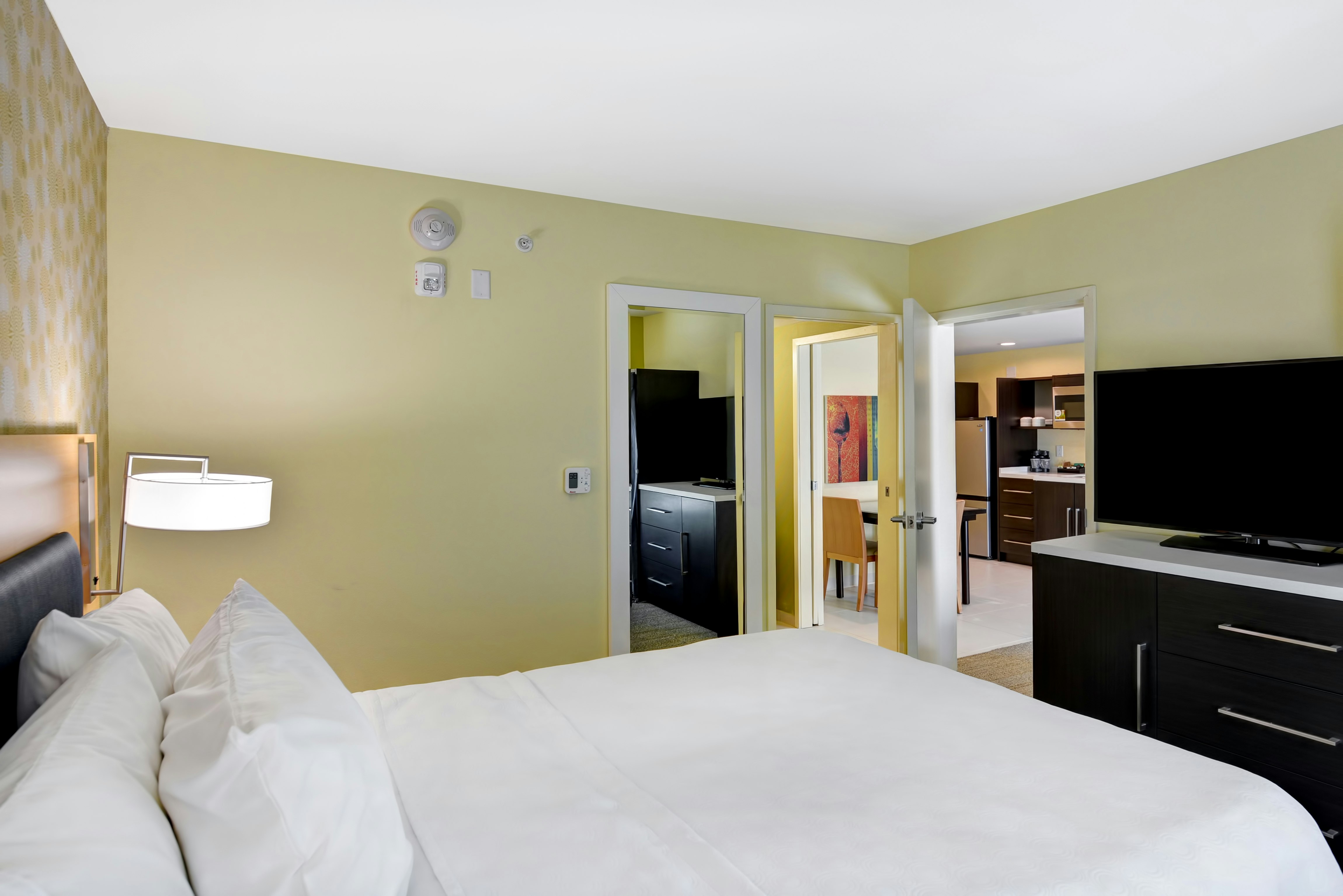 SUITE, QUEEN BED, ACCESSIBLE