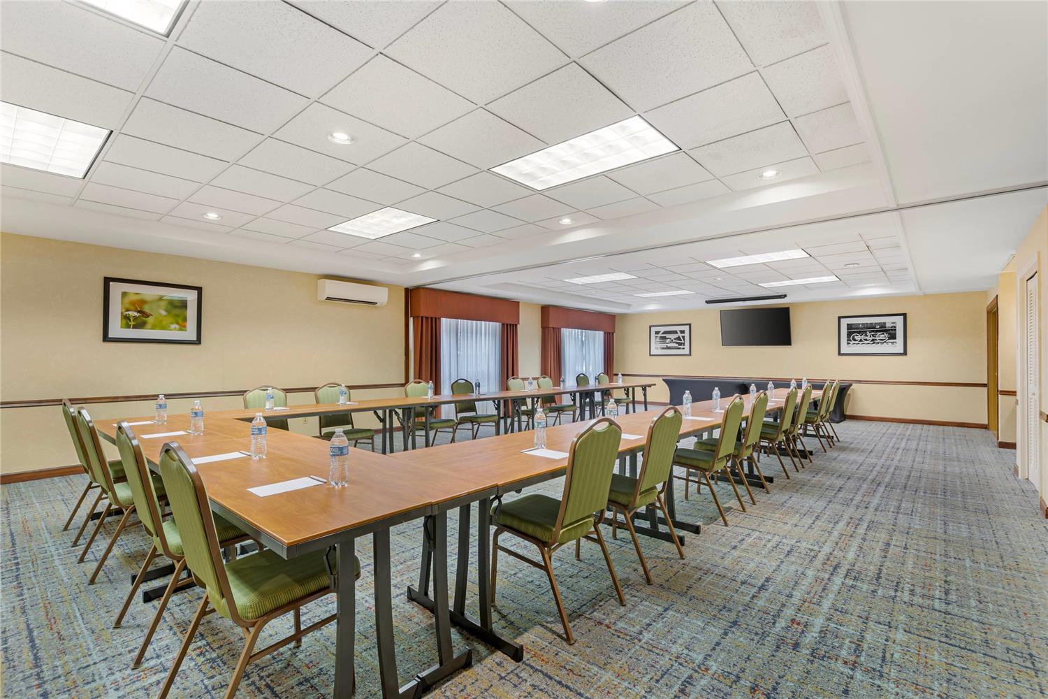 Country Inn & Suites By Radisson, Des Moines West, IA 44/48