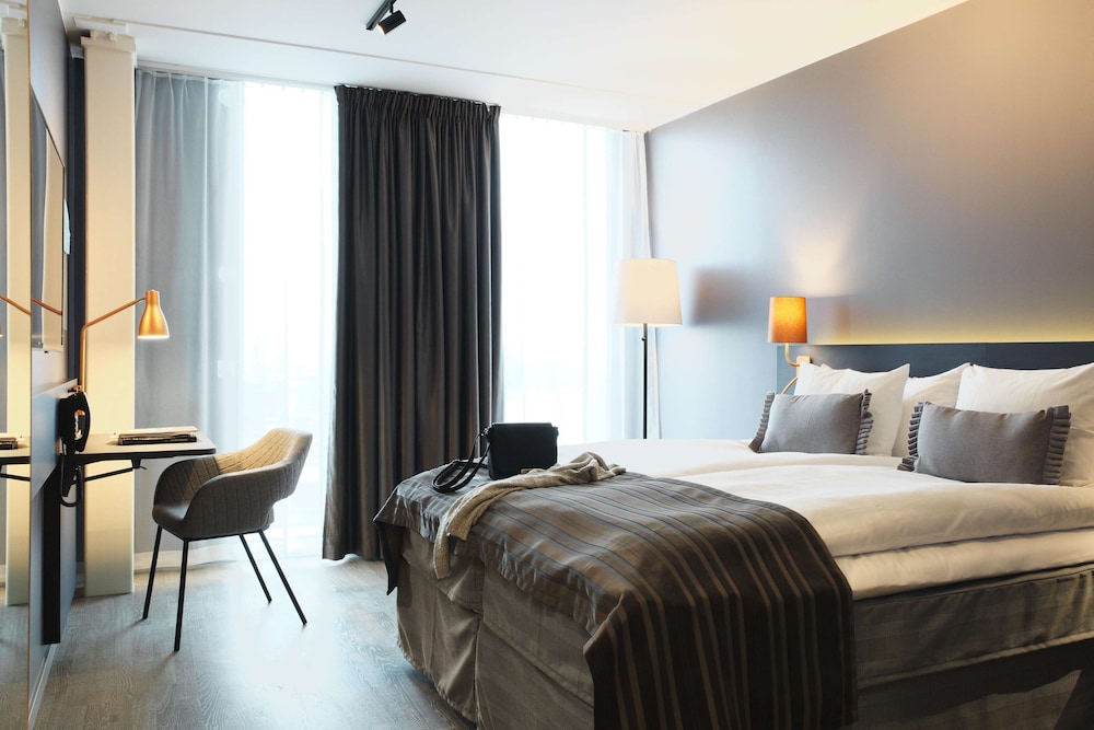 STANDARD, QUEEN BED