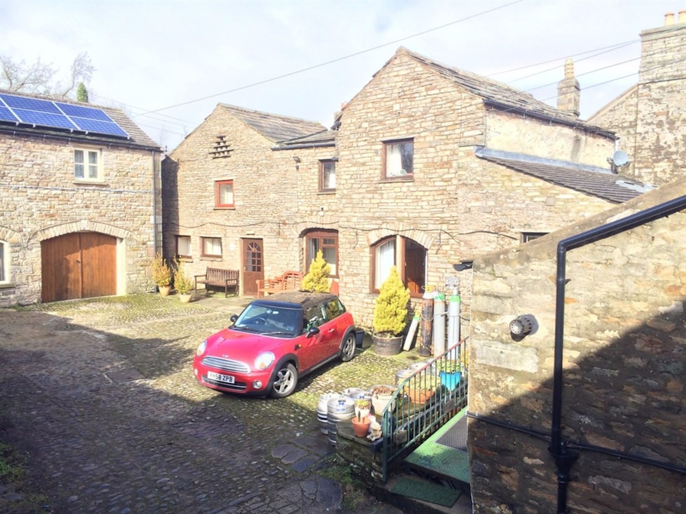 The Fox & Hounds Inn 28/35