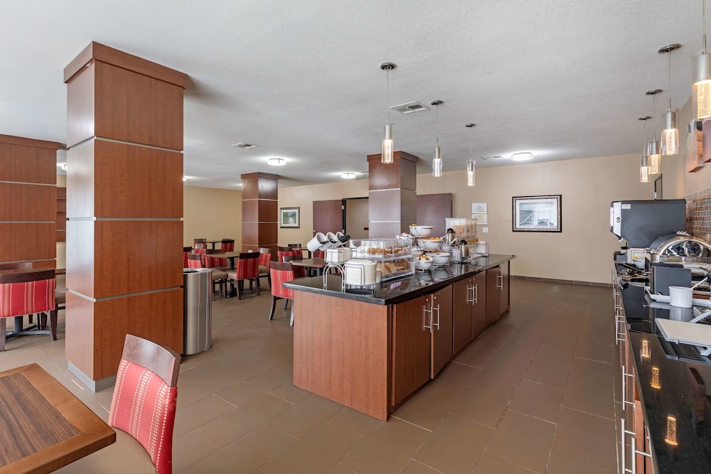 Comfort Suites Ennis TX 34/43