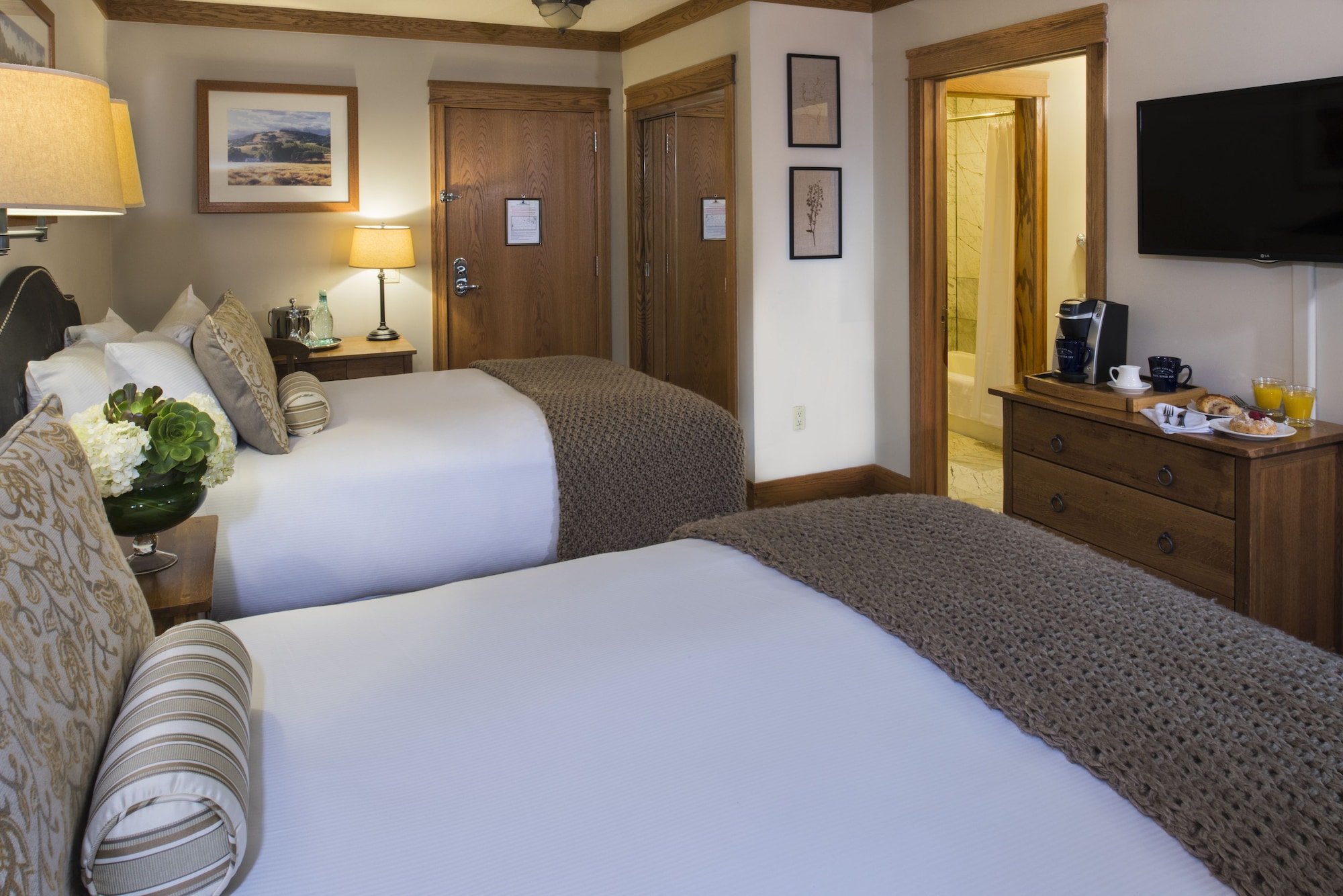 STANDARD, 2 DOUBLE BEDS