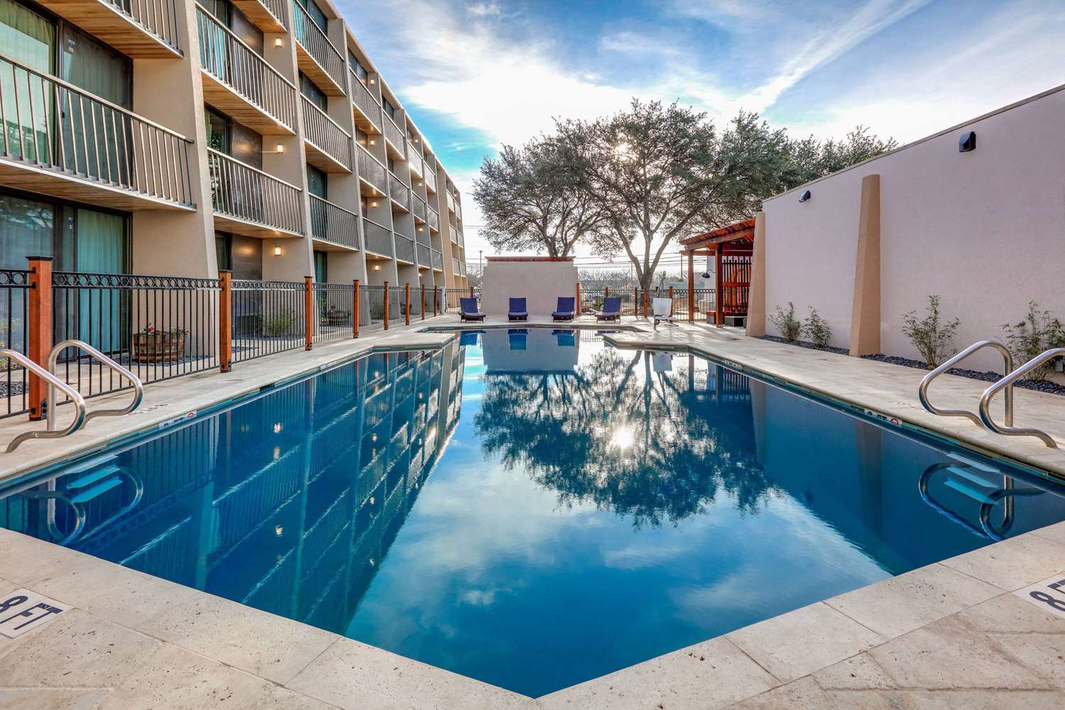 Ramada By Wyndham Austin South 10/52