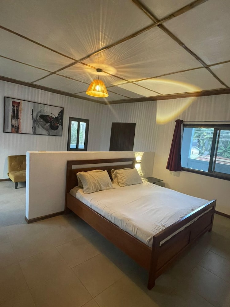 BUSINESS, STUDIO, BALCONY