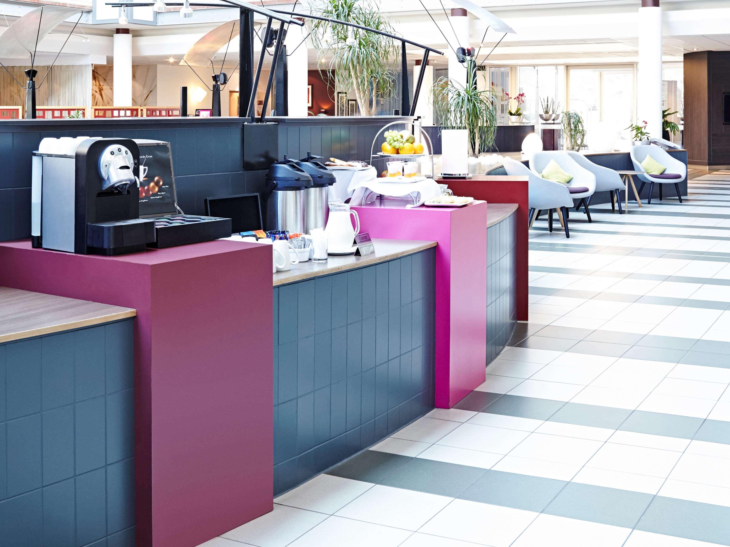 Novotel London Heathrow Airport - M4 Jct 4 Hotel 8/50