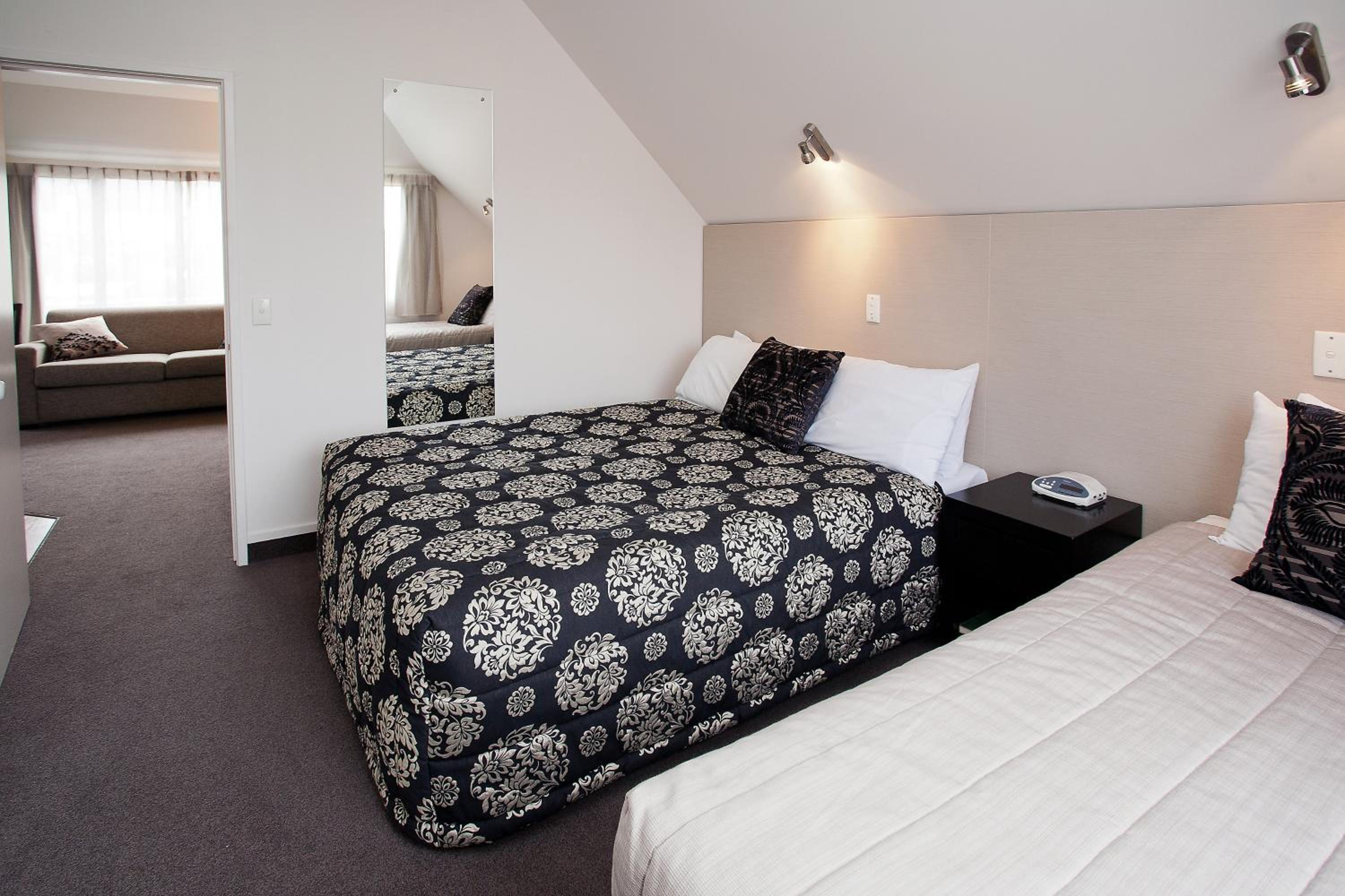 شقة كبيرة بسرير مزدوج وسريرين منفصلين بغرفة نوم واحدة، Cable Court Motel 5/10